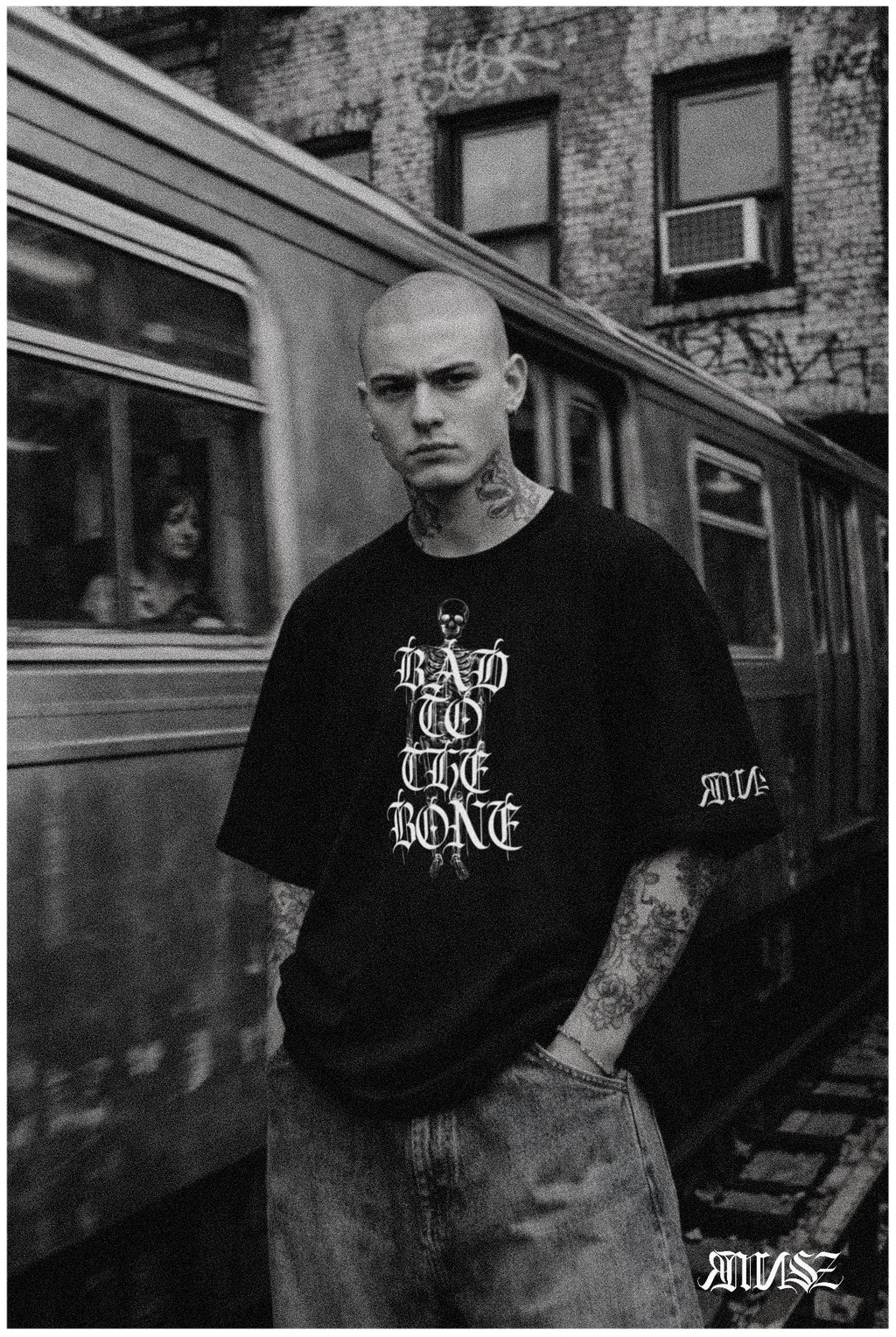 "Bad to the Bone" Unisex Bio - T-Shirt mit Rippkragen - rmnsz.store