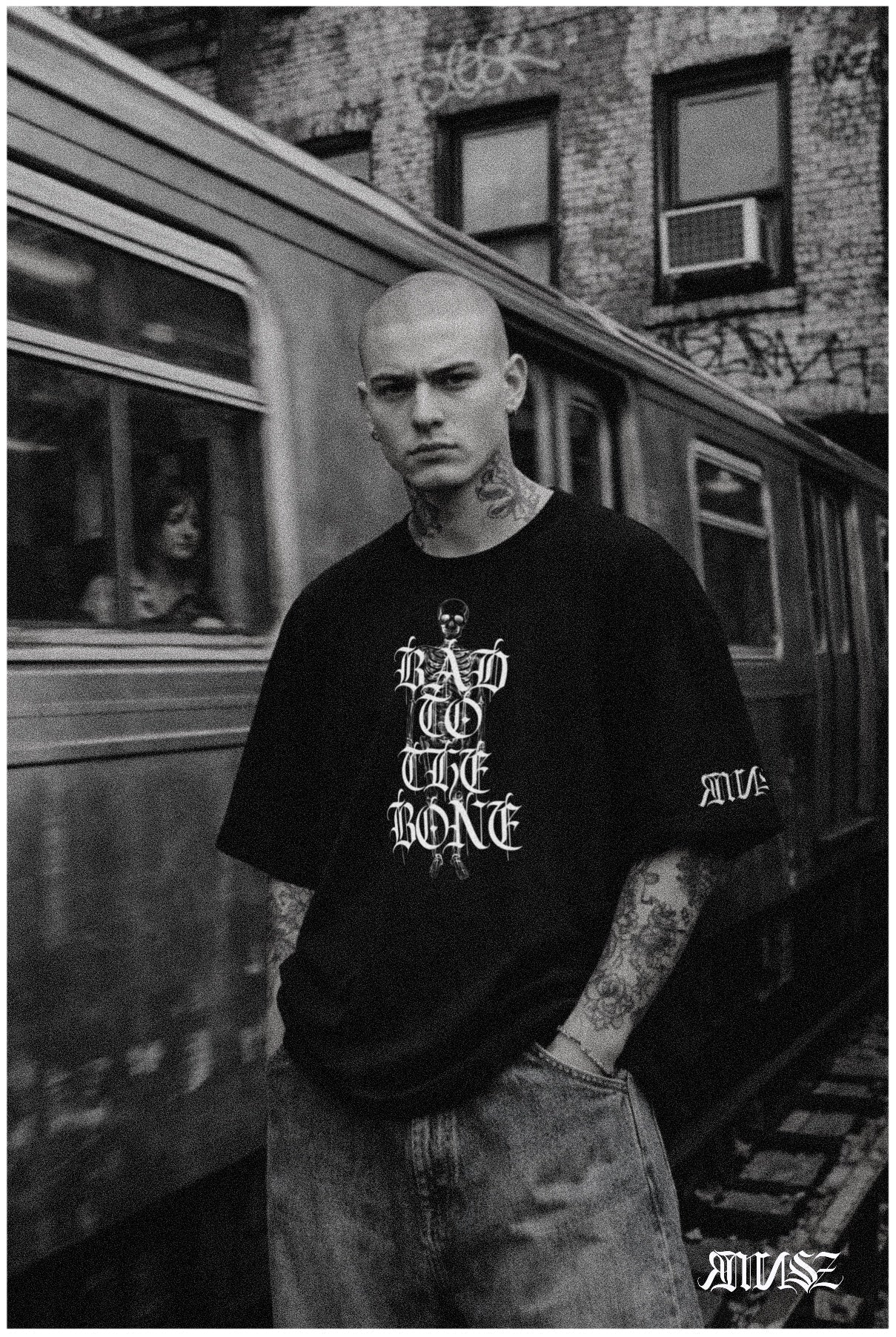 "Bad to the Bone" Unisex Bio - T-Shirt mit Rippkragen - rmnsz.store