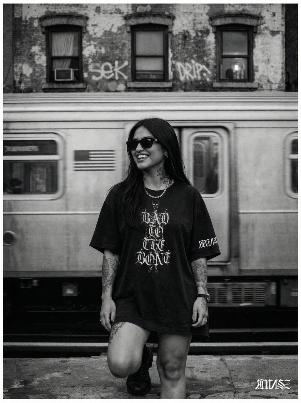 "Bad to the Bone" Unisex Bio - T-Shirt mit Rippkragen - rmnsz.store