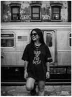 "Bad to the Bone" Unisex Bio - T-Shirt mit Rippkragen - rmnsz.store