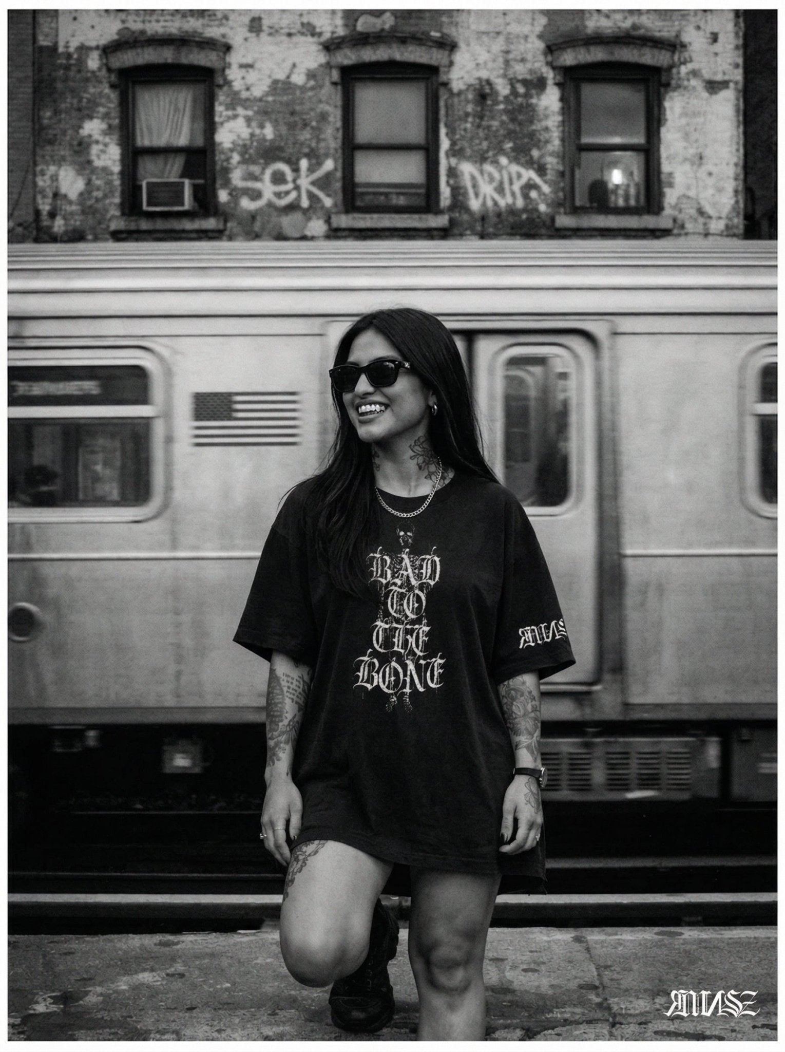 "Bad to the Bone" Unisex Bio - T-Shirt mit Rippkragen - rmnsz.store