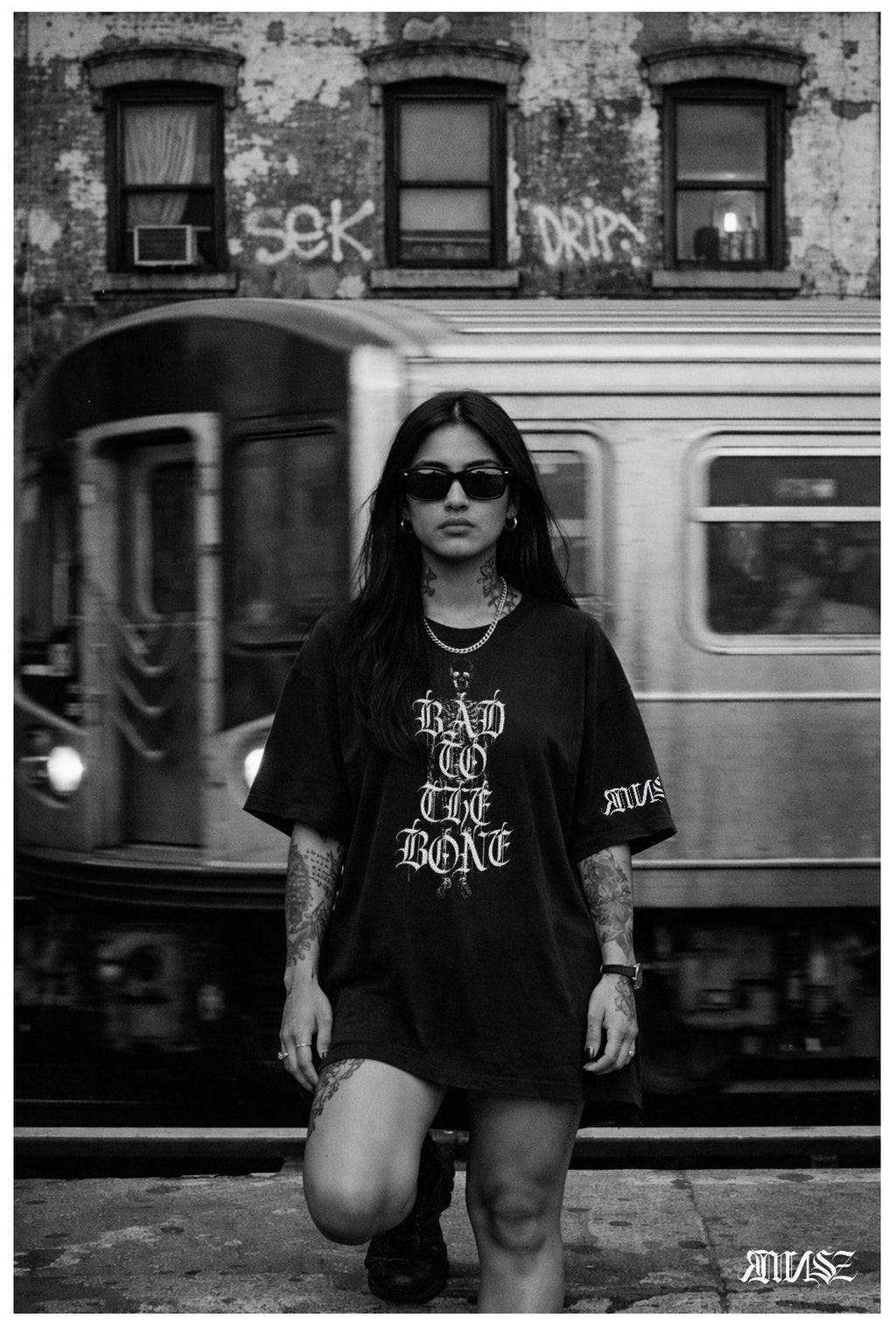 "Bad to the Bone" Unisex Bio - T-Shirt mit Rippkragen - rmnsz.store