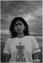 "Bad to the Bone" Unisex Bio - T-Shirt Weiss mit Rippkragen - rmnsz.store