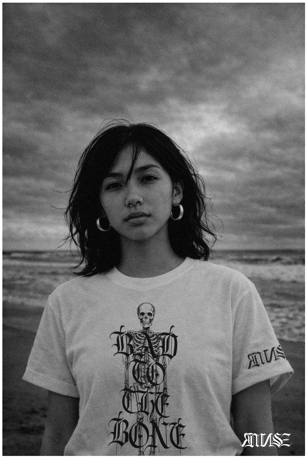 "Bad to the Bone" Unisex Bio - T-Shirt Weiss mit Rippkragen - rmnsz.store