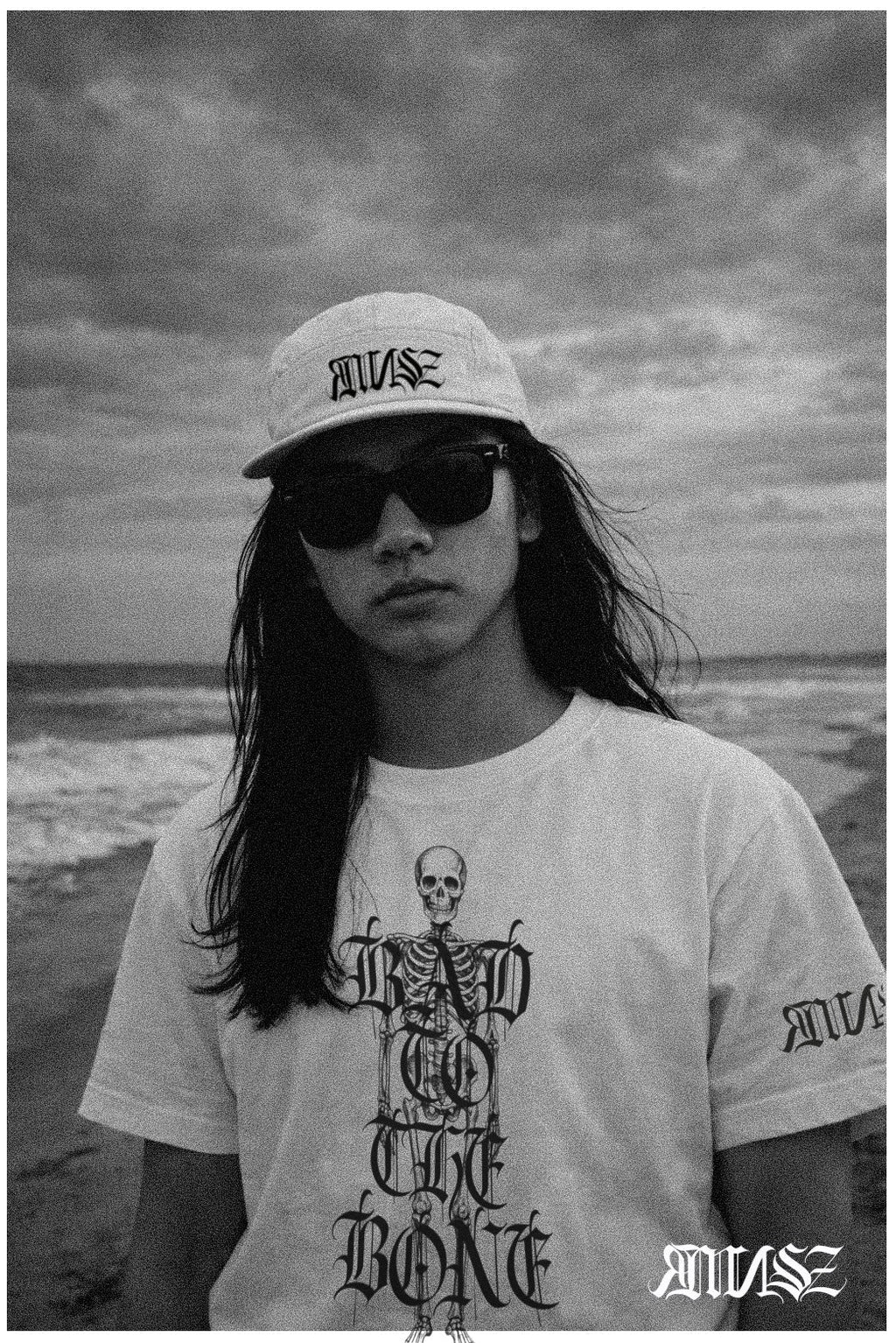 "Bad to the Bone" Unisex Bio - T-Shirt Weiss mit Rippkragen - rmnsz.store