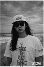 "Bad to the Bone" Unisex Bio - T-Shirt Weiss mit Rippkragen - rmnsz.store