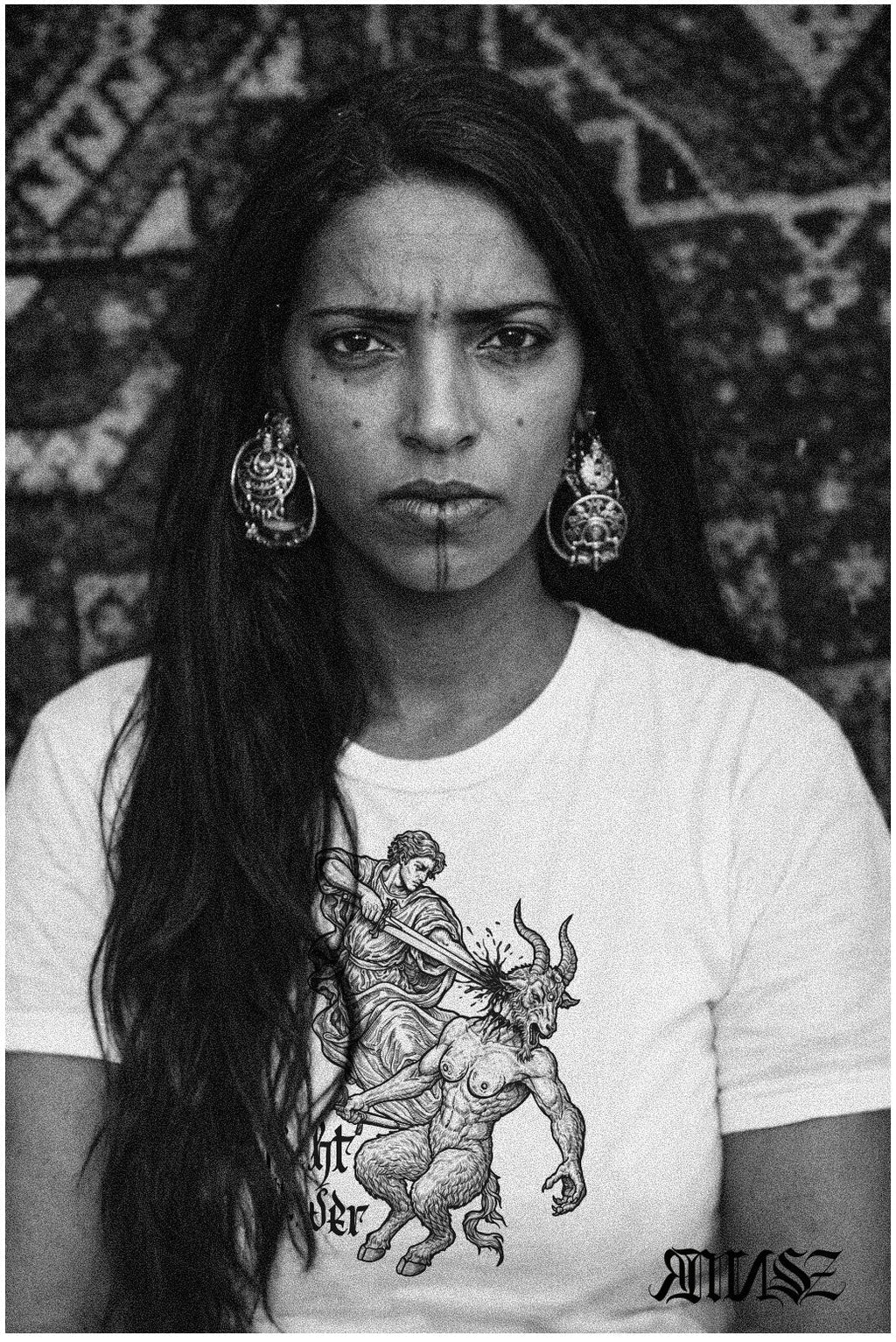 „Fight the Power“ Unisex Bio - T-Shirt Weiss mit Rippkragen - rmnsz.store