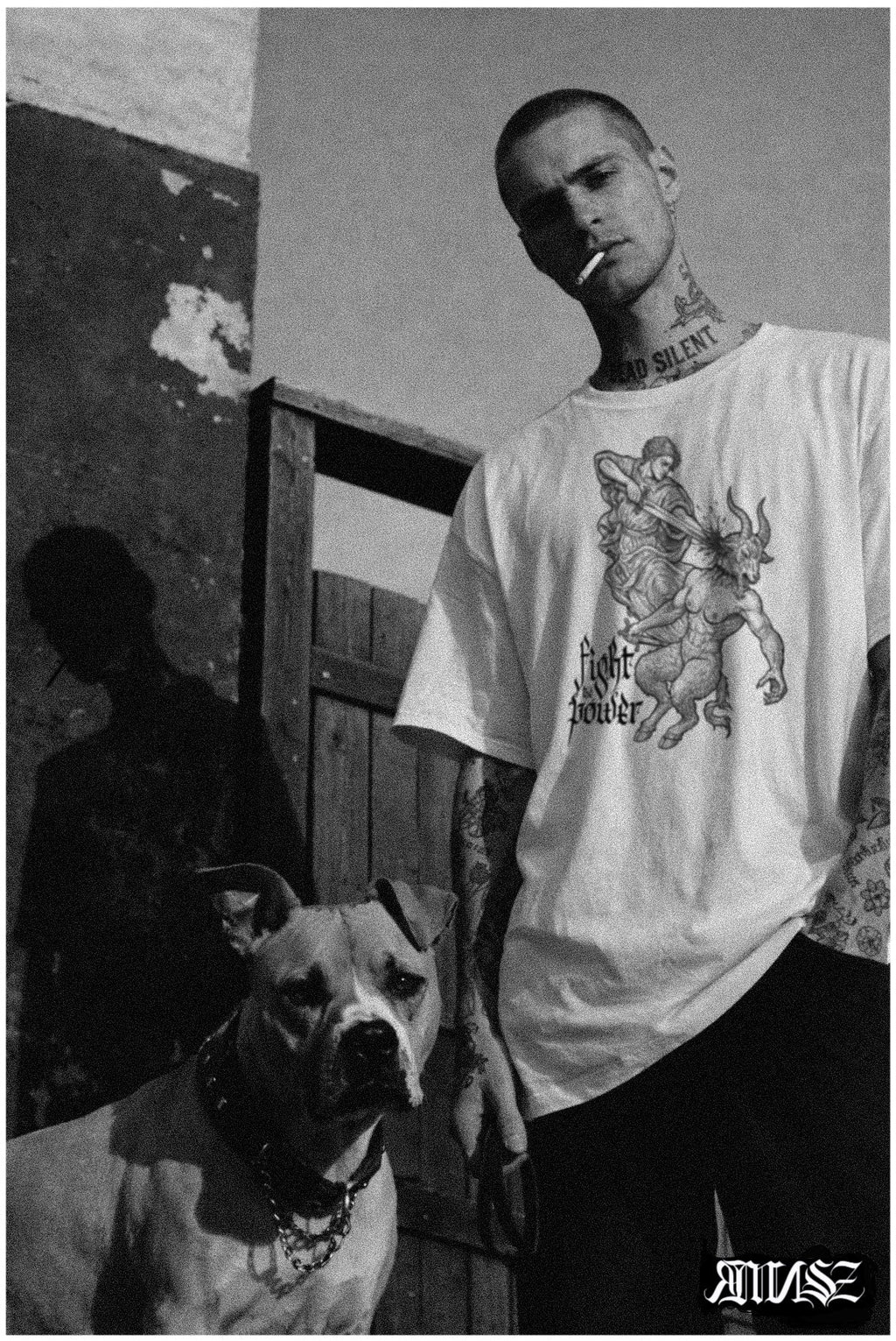 „Fight the Power“ Unisex Bio - T-Shirt Weiss mit Rippkragen - rmnsz.store