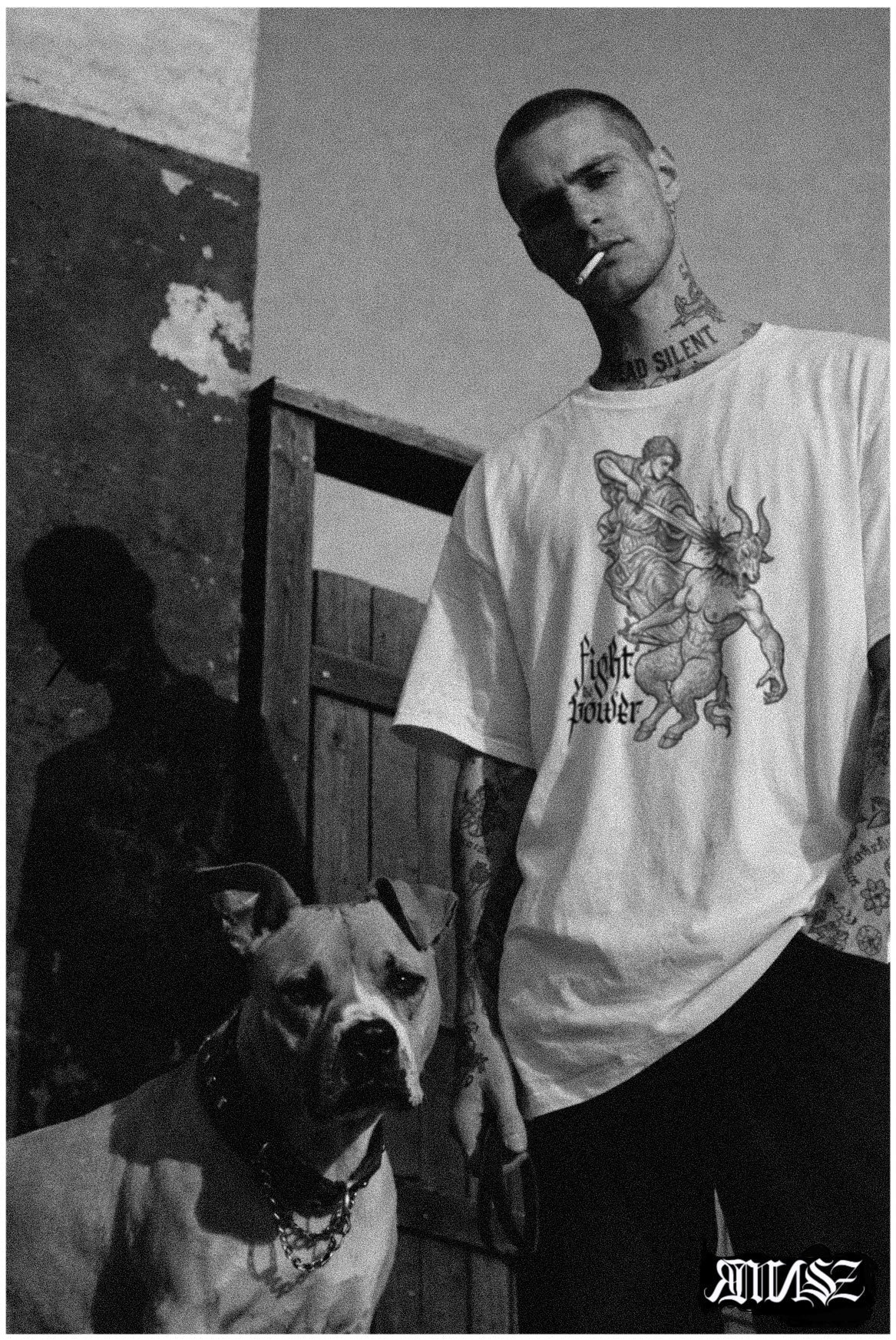 „Fight the Power“ Unisex Bio - T-Shirt Weiss mit Rippkragen - rmnsz.store