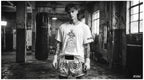 "MuayThai" Unisex Bio - T-Shirt Weiss mit Rippkragen - rmnsz.store