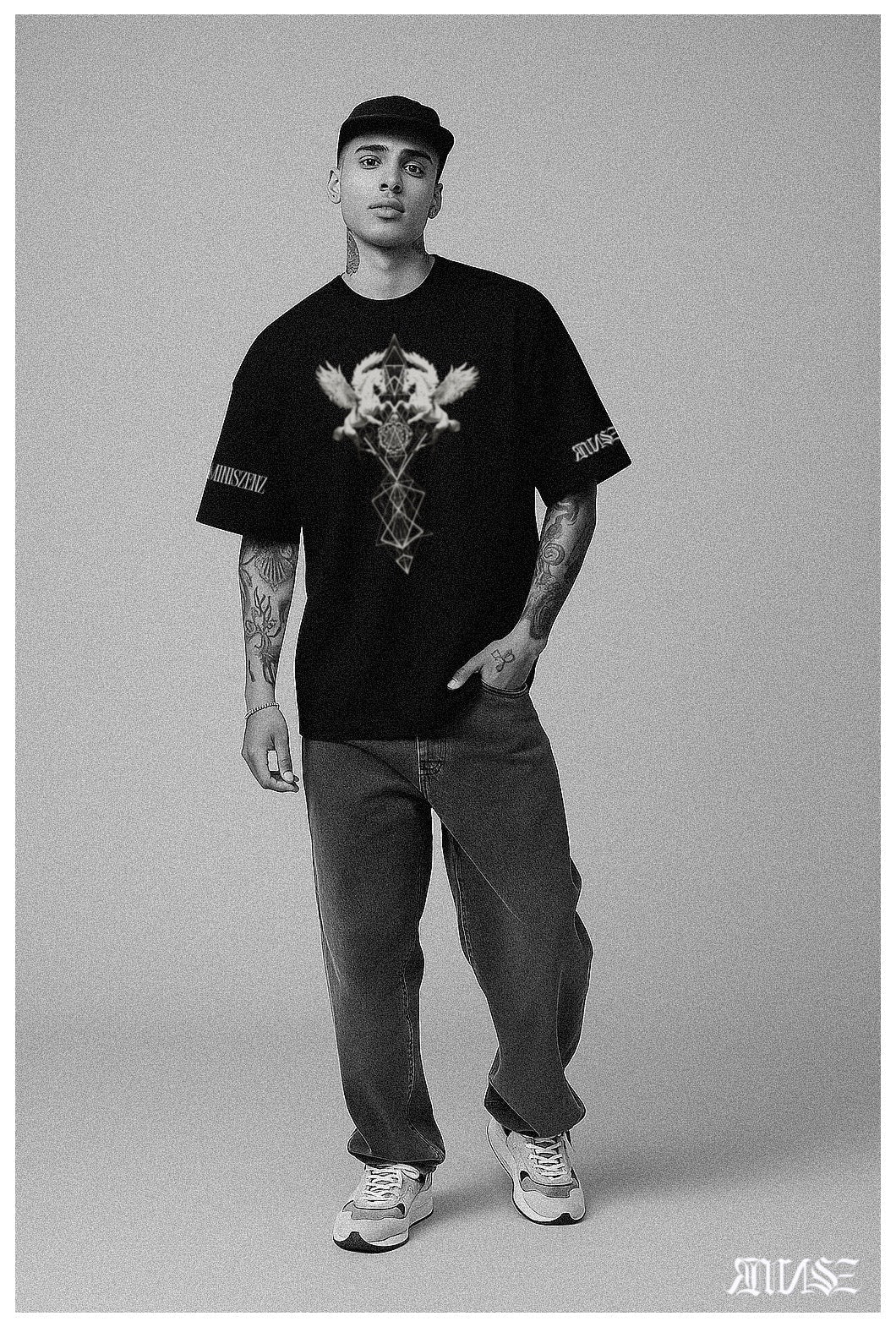"Pegasus" Unisex Bio - T-Shirt mit Rippkragen - rmnsz.store