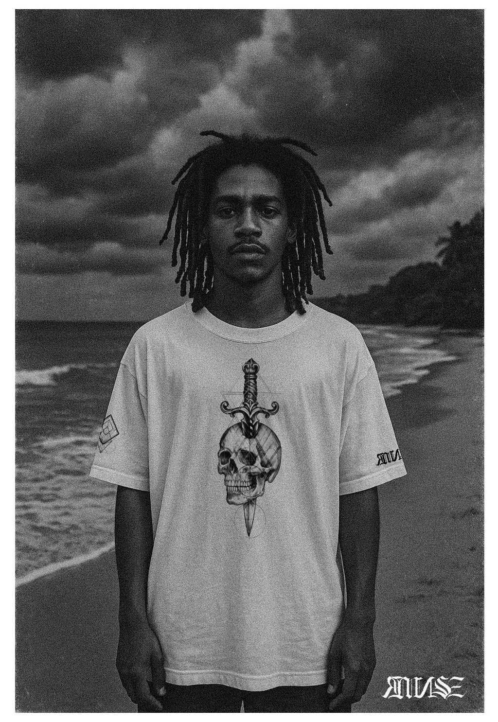"Sang froid" Unisex Bio - T-Shirt mit Rippkragen - rmnsz.store