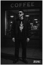 "Sang froid" Unisex Bio - T-Shirt mit Rippkragen - rmnsz.store